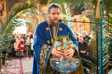 «Το Φως του Επιφανέντος Χριστού να καταυγάζει, να εμπνέει, να οδηγεί, να θερμαίνει και να αγιάζει τις ψυχές όλων μας…»!