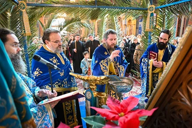 «Το Φως του Επιφανέντος Χριστού να καταυγάζει, να εμπνέει, να οδηγεί, να θερμαίνει και να αγιάζει τις ψυχές όλων μας…»!